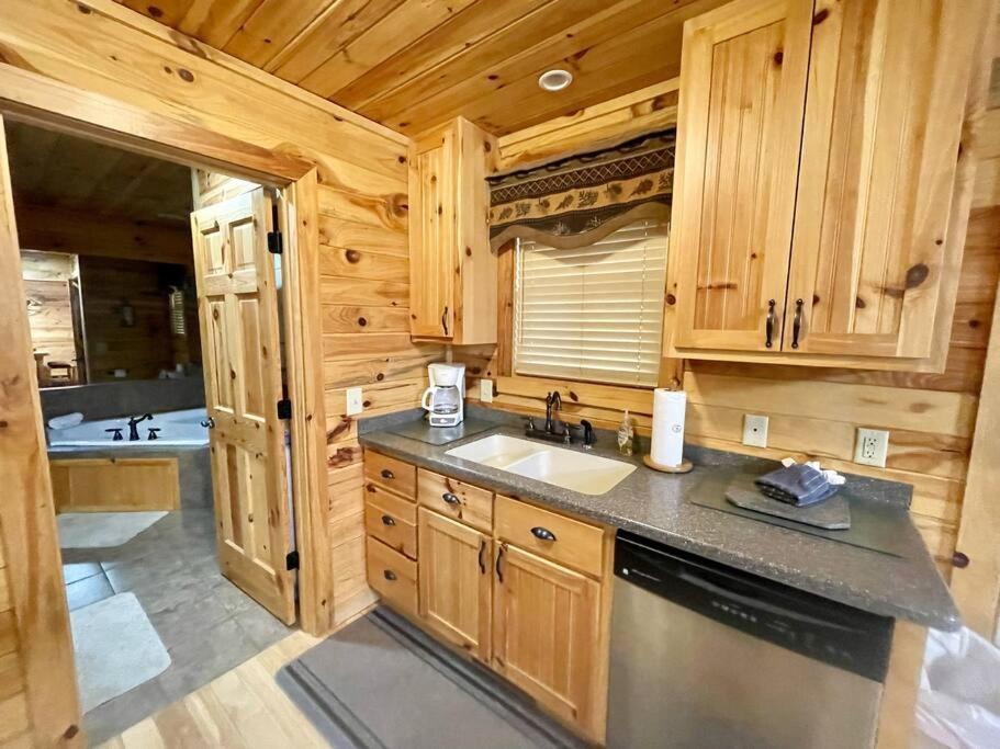 2 Bed Cabin Hot Tub Close To Helen #16 Bagian luar foto